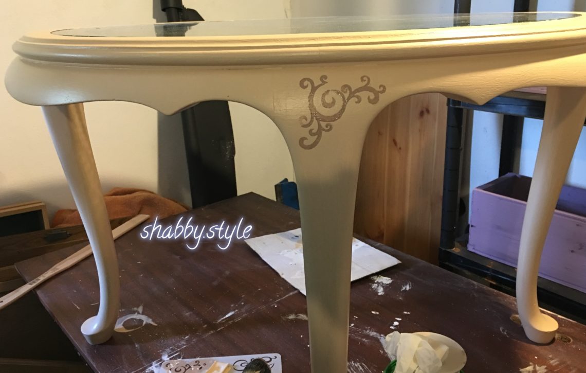 Chippendale Tisch Shabby Vintage mit intaktem Geflecht